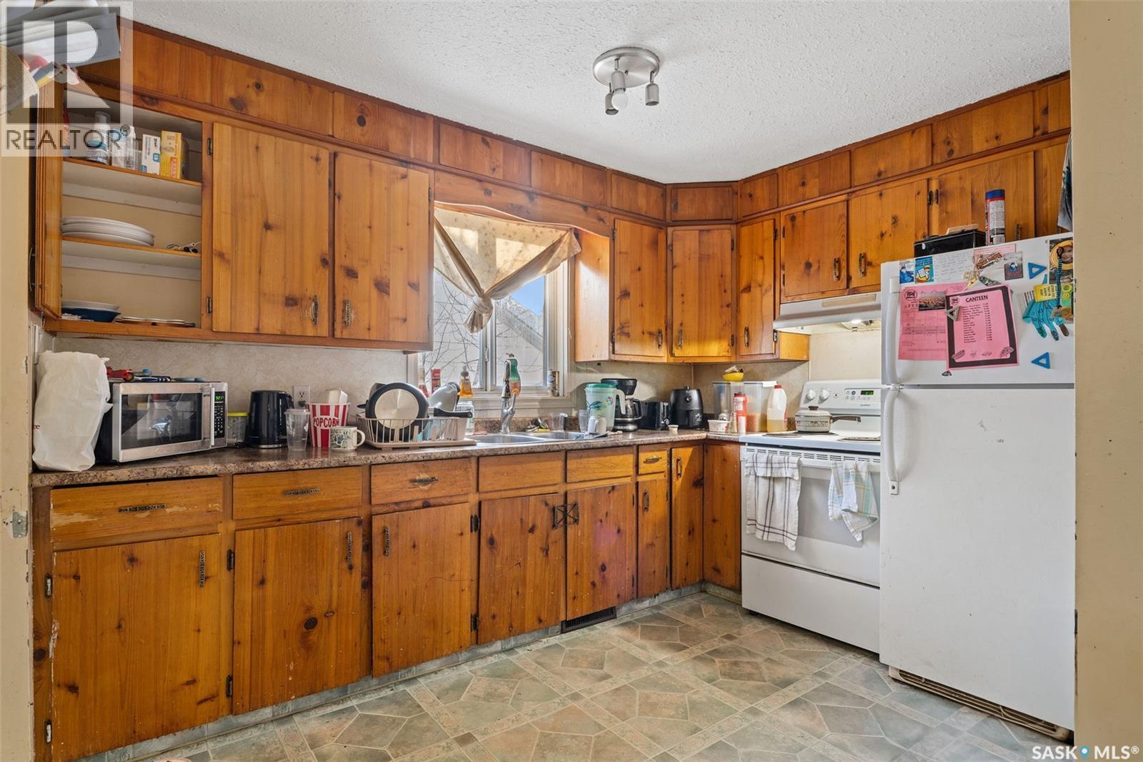 806 12Th Street W, Prince Albert, SK - Indoor Photo Showing Kitchen
