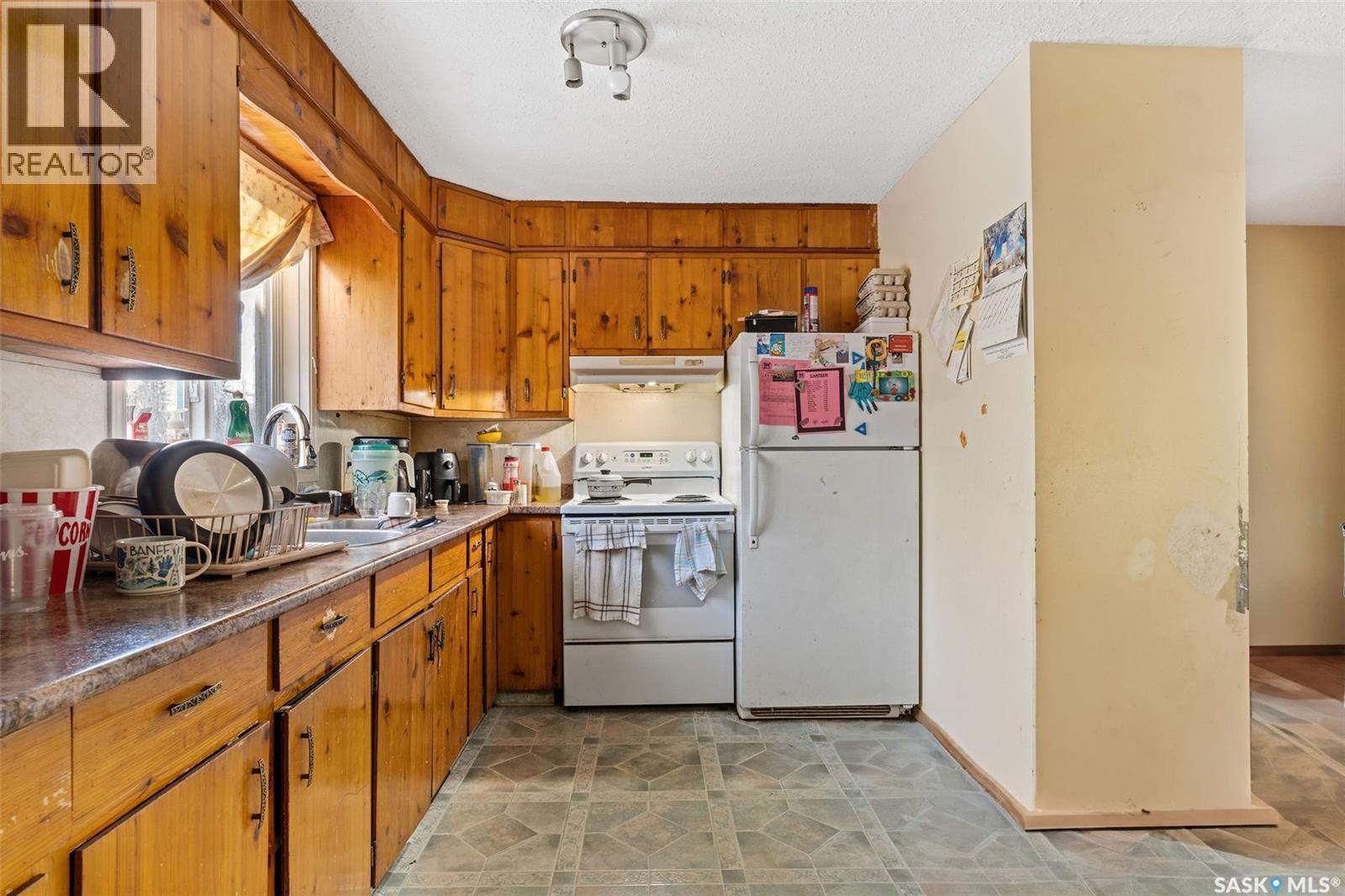 806 12Th Street W, Prince Albert, SK - Indoor Photo Showing Kitchen