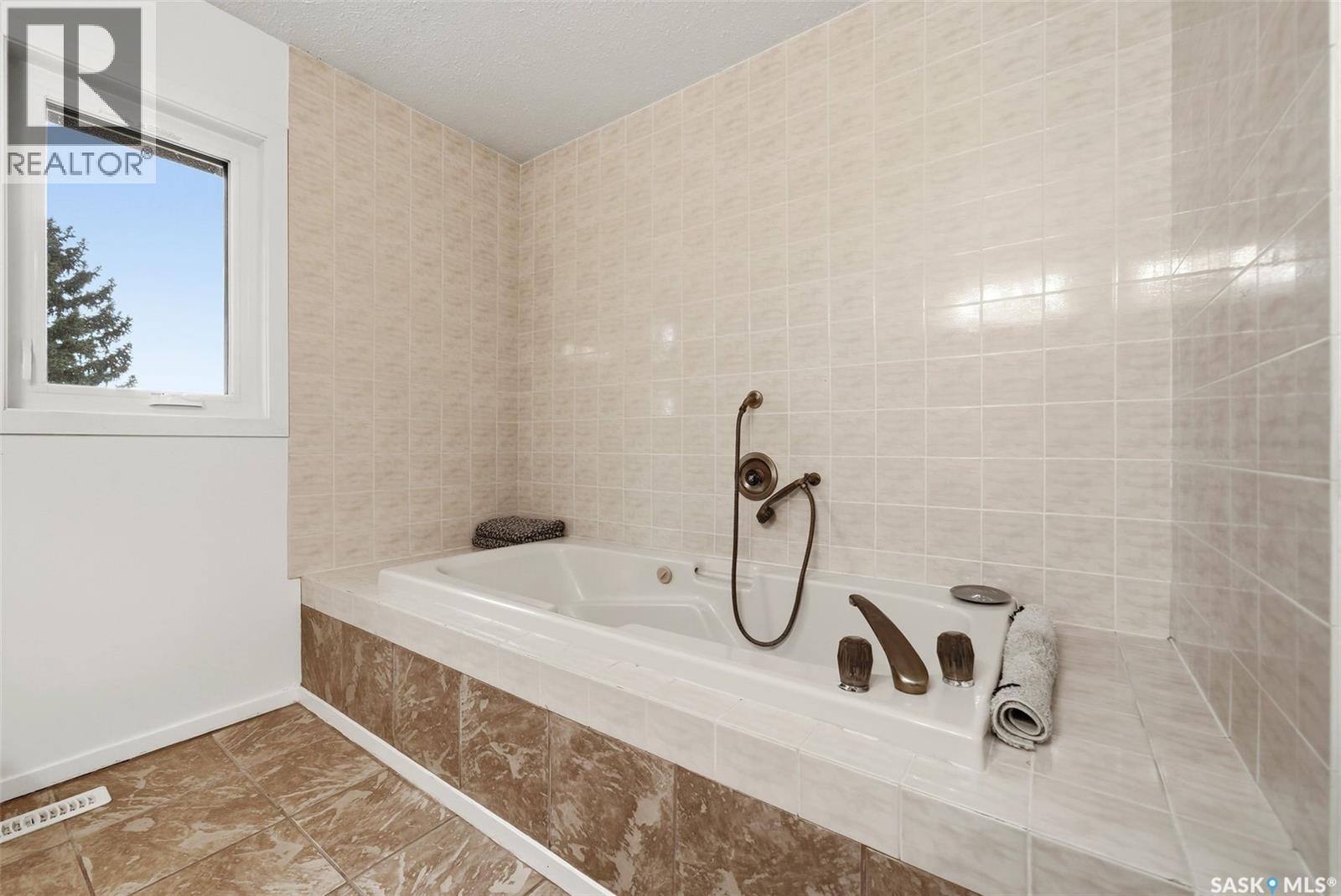 2402 Truesdale Drive, Regina, SK - Indoor Photo Showing Bathroom