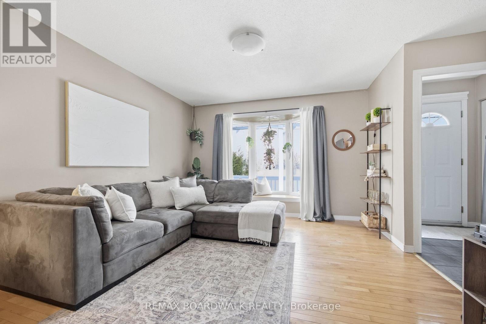 32 Provost Street, Perth, ON - Indoor Photo Showing Living Room