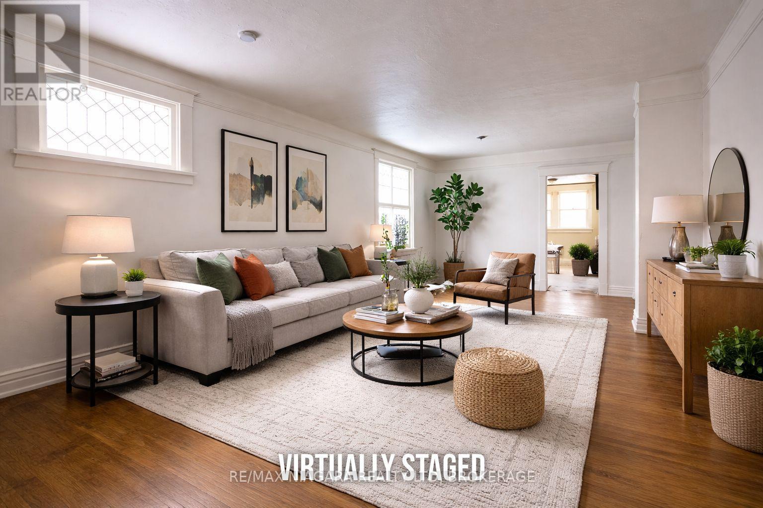 6437 Culp Street, Niagara Falls (Dorchester), ON - Indoor Photo Showing Living Room