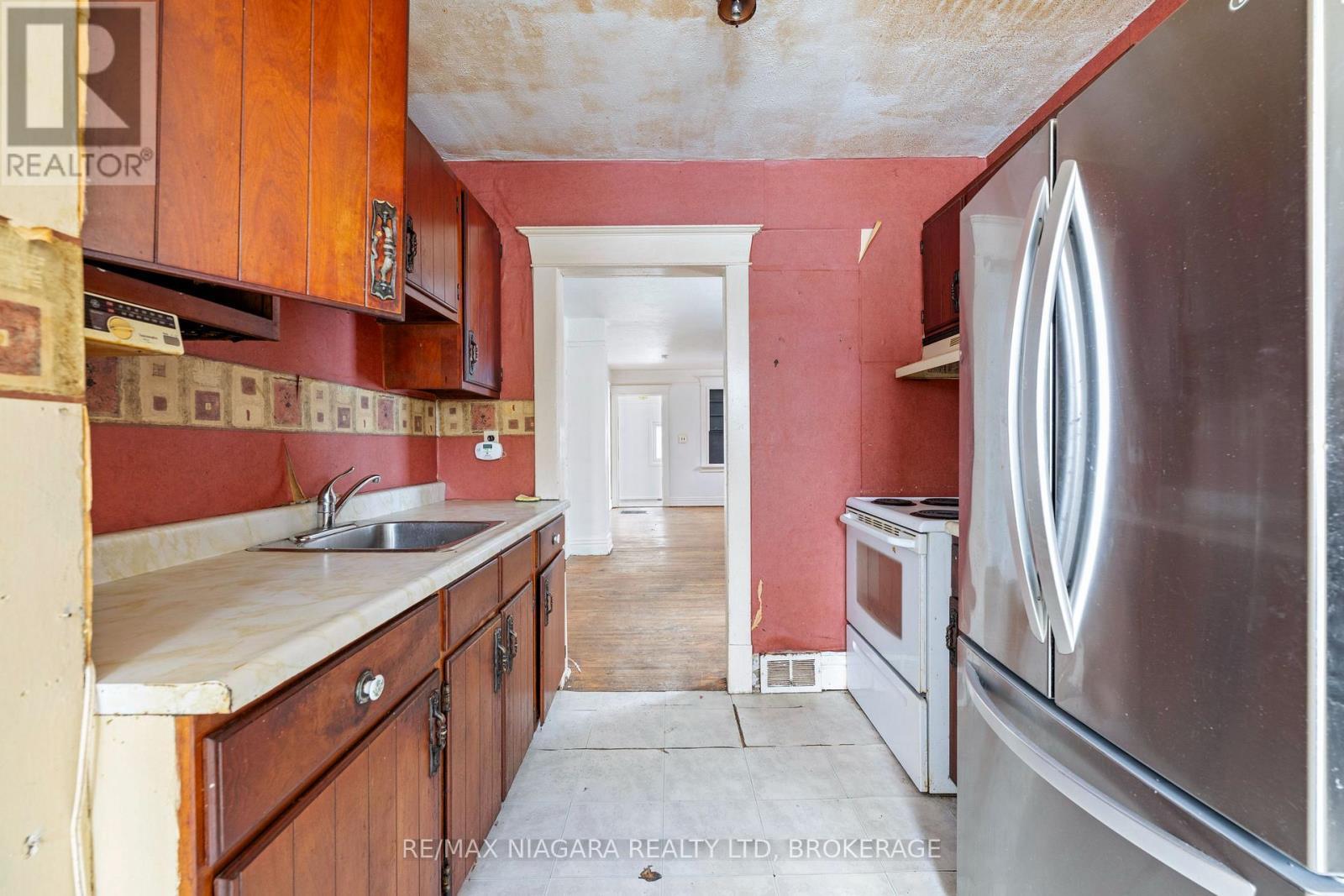 6437 Culp Street, Niagara Falls (Dorchester), ON - Indoor Photo Showing Kitchen