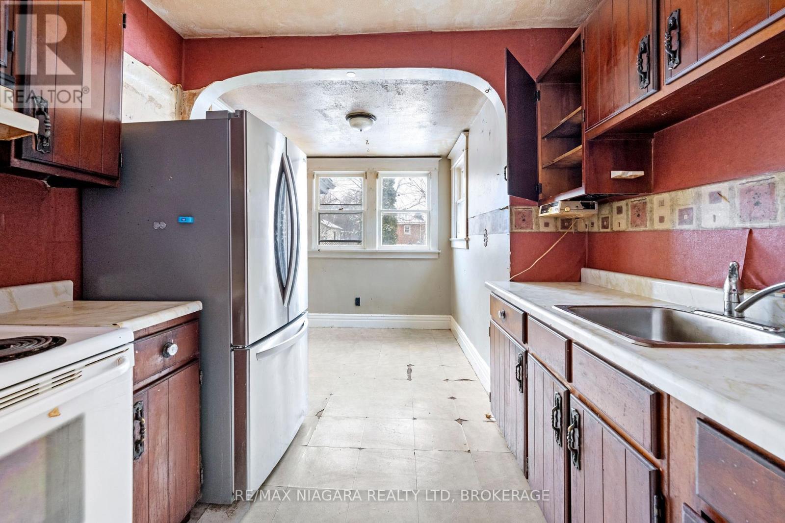6437 Culp Street, Niagara Falls (Dorchester), ON - Indoor Photo Showing Kitchen