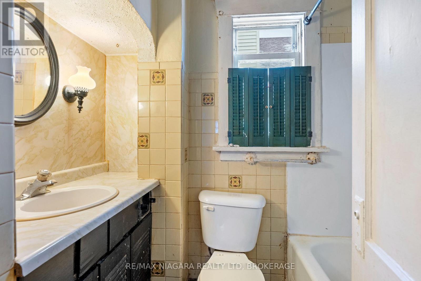 6437 Culp Street, Niagara Falls (Dorchester), ON - Indoor Photo Showing Bathroom