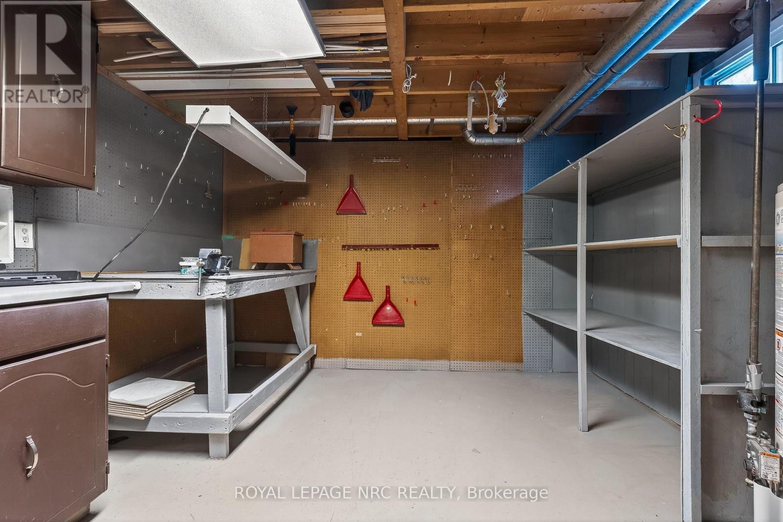 Utility room plus 2 workbenches - 3292 Appleford Avenue, Niagara Falls (Casey), ON - With Exterior