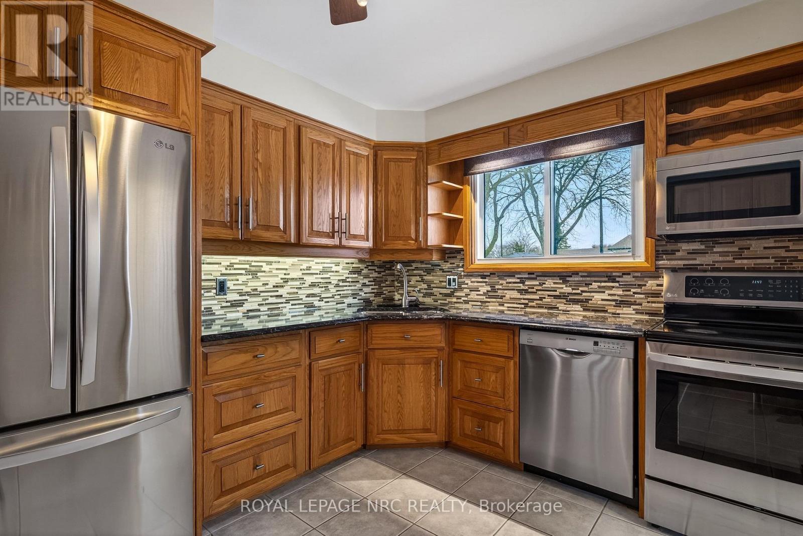 3292 Appleford Avenue, Niagara Falls (Casey), ON - Indoor Photo Showing Kitchen With Stainless Steel Kitchen