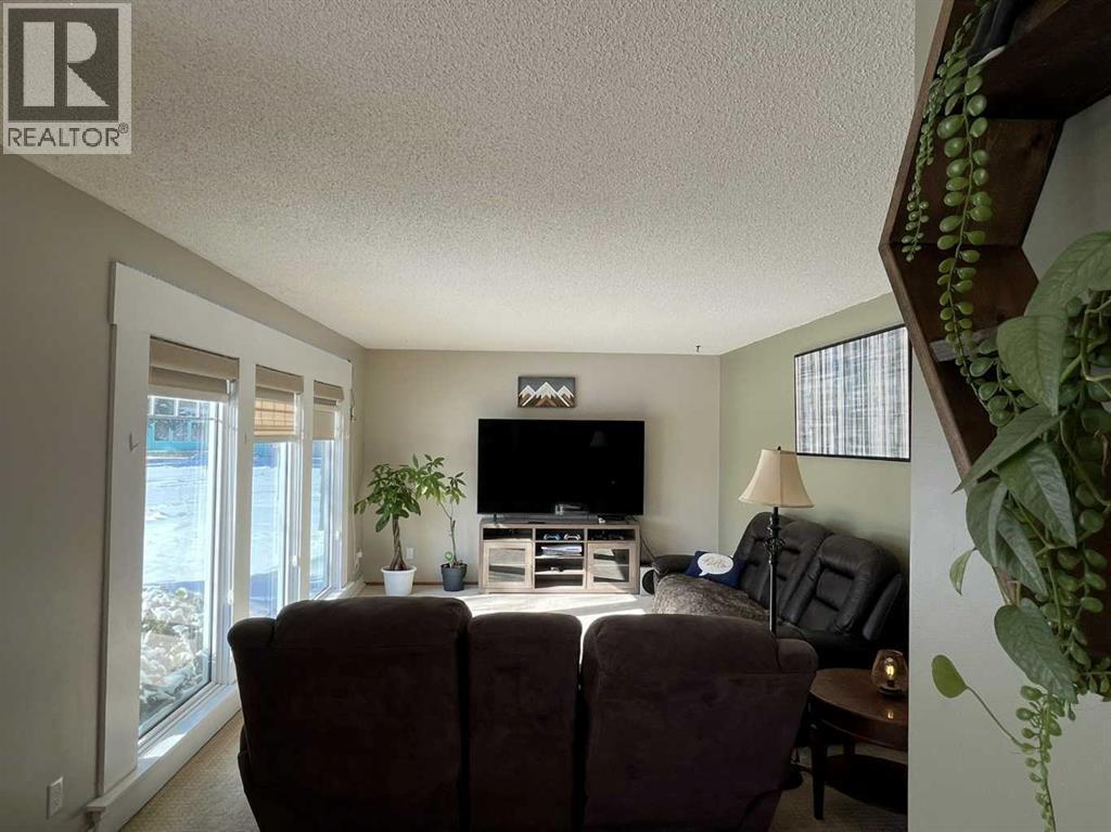4617 51 Avenue, Taber, AB - Indoor Photo Showing Living Room