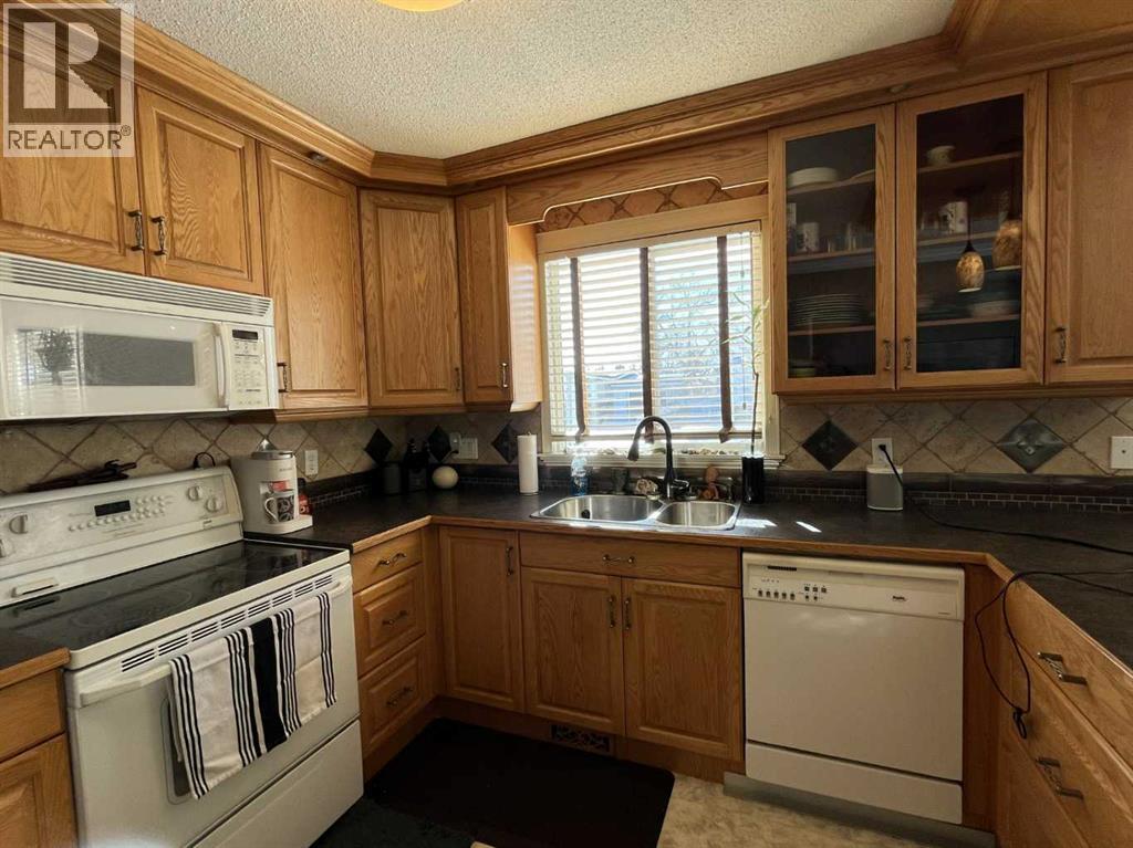 4617 51 Avenue, Taber, AB - Indoor Photo Showing Kitchen With Double Sink