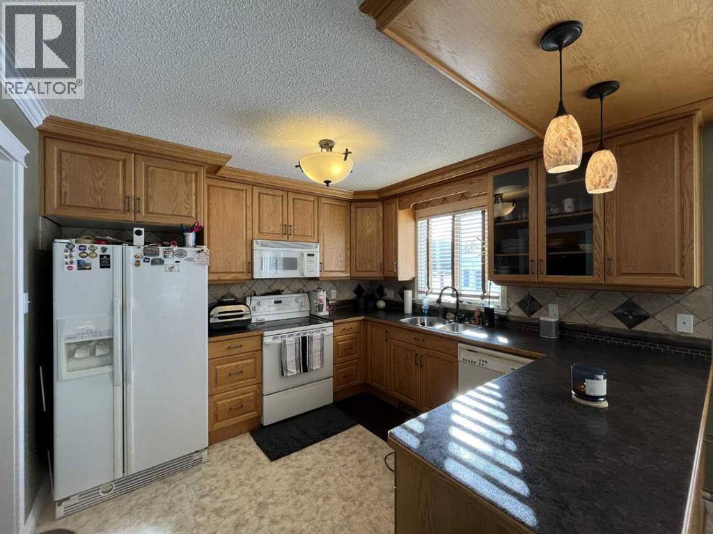 4617 51 Avenue, Taber, AB - Indoor Photo Showing Kitchen
