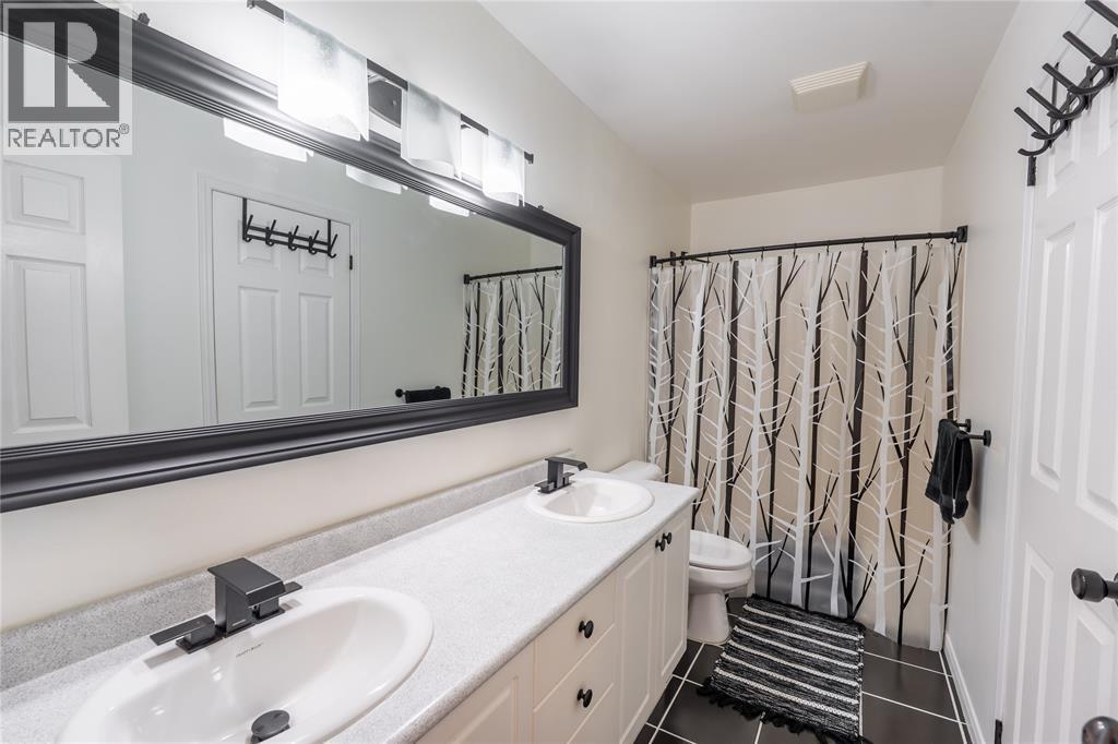 1156 Murphy Road, Sarnia, ON - Indoor Photo Showing Bathroom