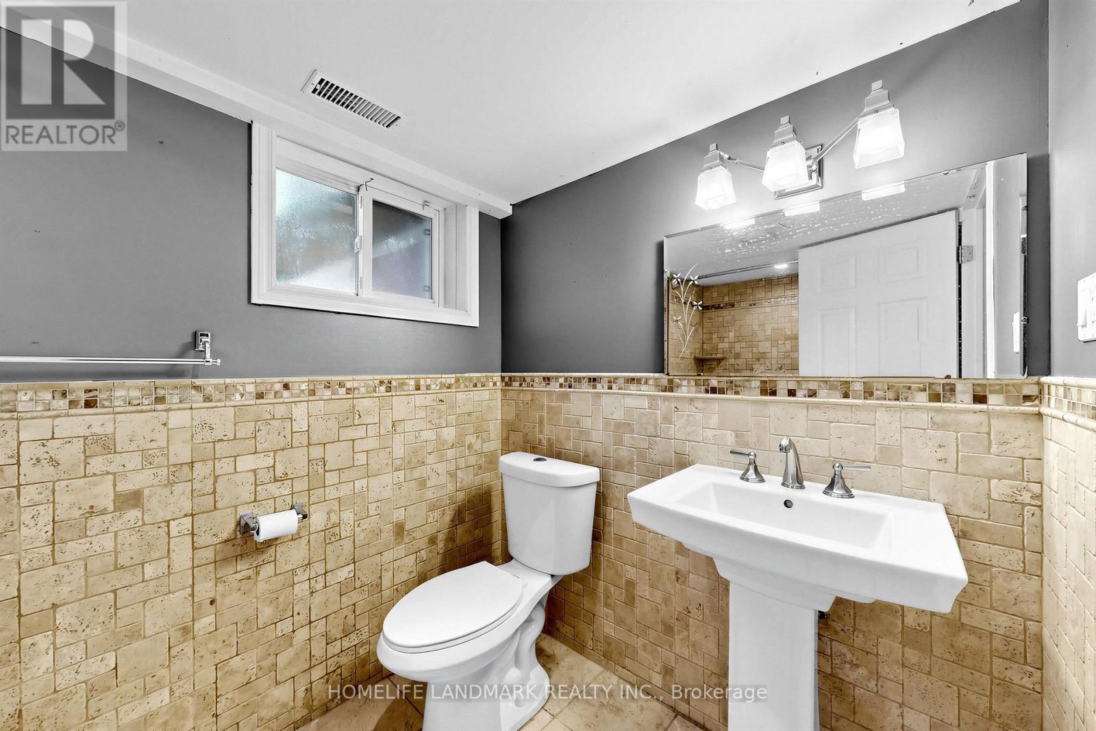 220 Jeffery Street, Whitby, ON - Indoor Photo Showing Bathroom