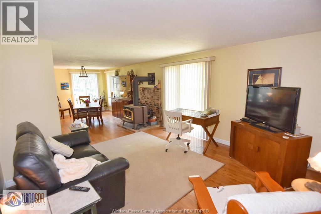 474 County Rd 50 East, Harrow, ON - Indoor Photo Showing Living Room