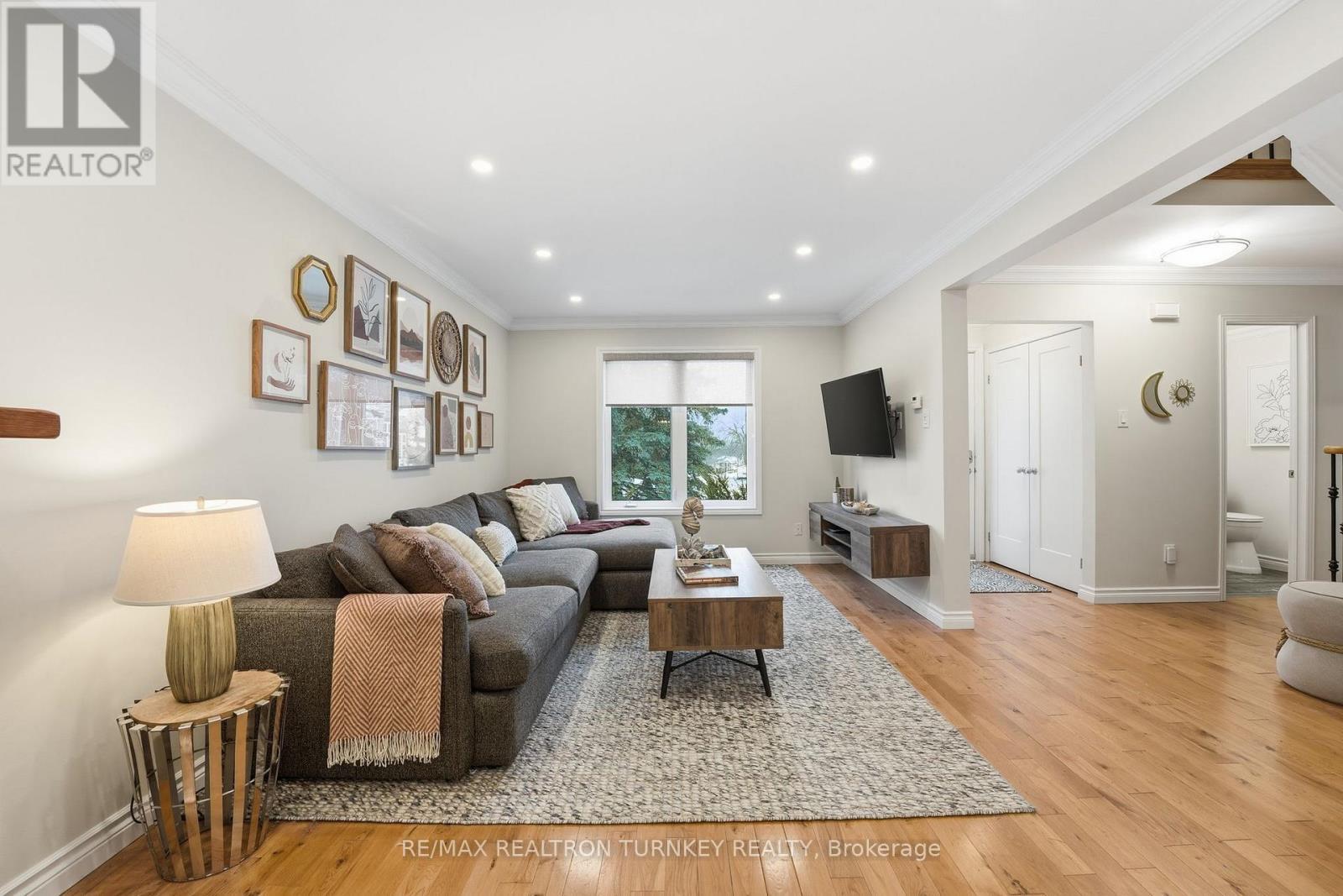 Nestled in sought-after Aurora Heights - 196 Orchard Heights Boulevard, Aurora, ON - Indoor Photo Showing Living Room