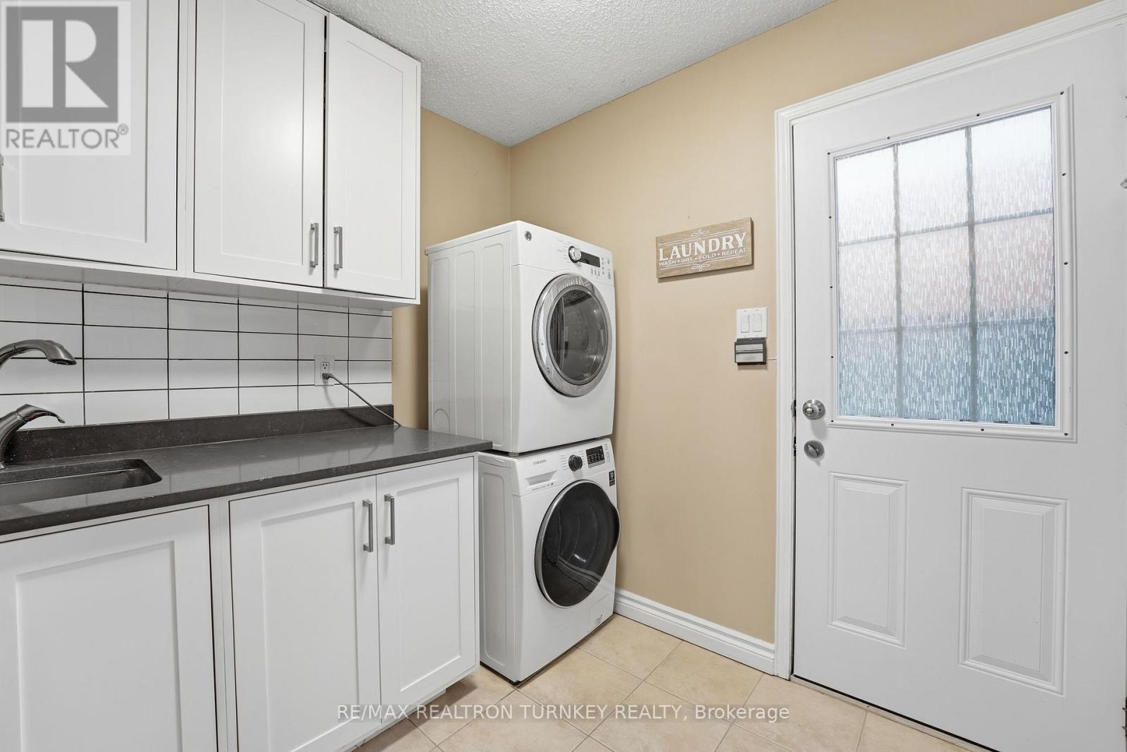 Main Floor Laundry with Walk Out - 196 Orchard Heights Boulevard, Aurora, ON - Indoor Photo Showing Laundry Room