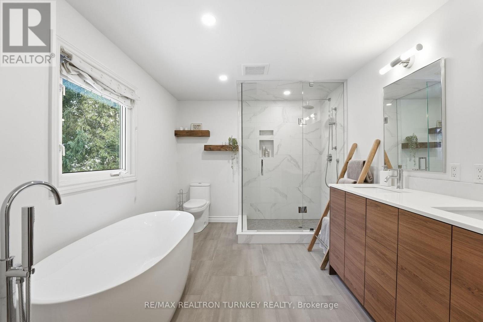 Spa-like ensuite to unwind - 196 Orchard Heights Boulevard, Aurora, ON - Indoor Photo Showing Bathroom