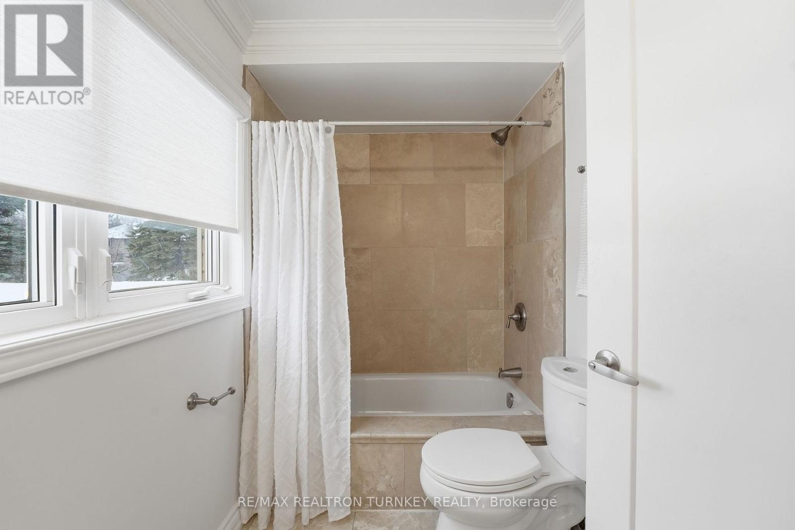 Updated 4-piece family bath - 196 Orchard Heights Boulevard, Aurora, ON - Indoor Photo Showing Bathroom