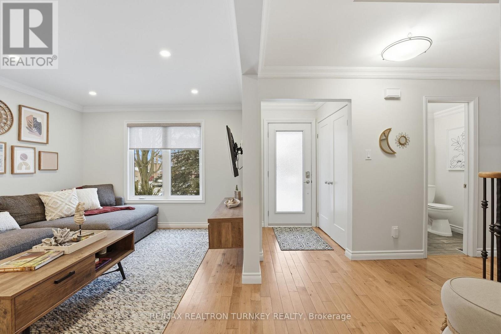 Step into this bright main floor - 196 Orchard Heights Boulevard, Aurora, ON - Indoor Photo Showing Living Room