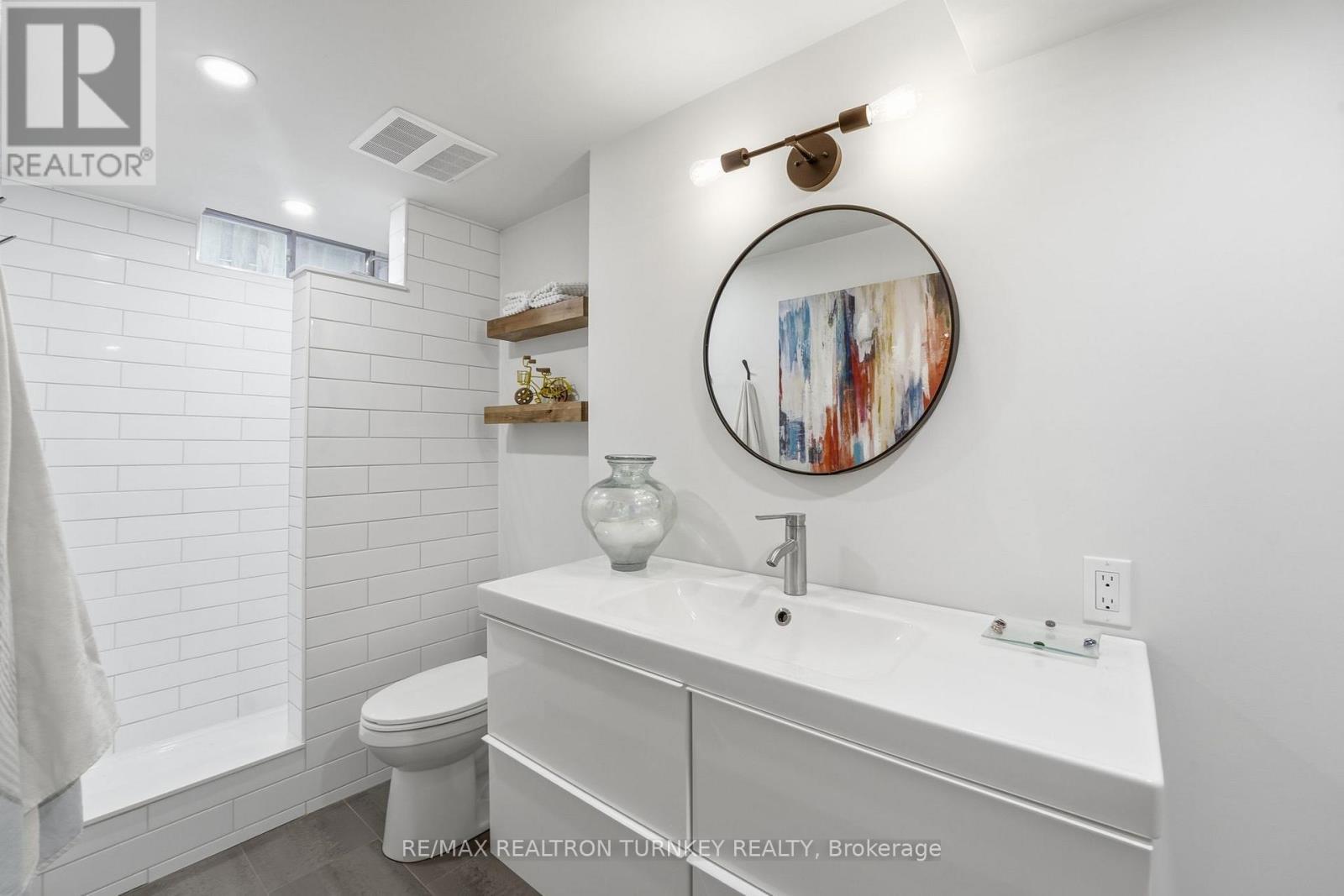 Renovated 3-piece basement bath - 196 Orchard Heights Boulevard, Aurora, ON - Indoor Photo Showing Bathroom