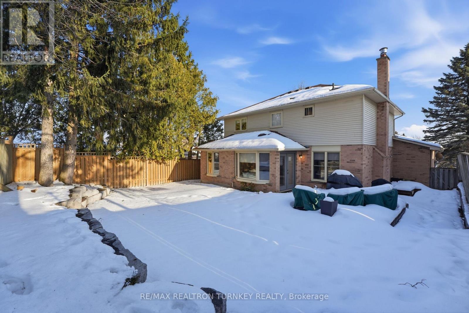 Minutes to shops and daily amenities - 196 Orchard Heights Boulevard, Aurora, ON - Outdoor