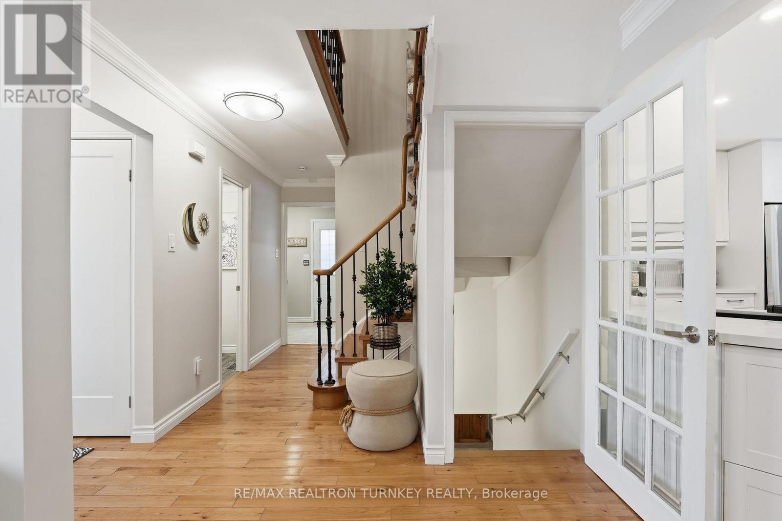 Warm hardwood floors throughout - 196 Orchard Heights Boulevard, Aurora, ON - Indoor Photo Showing Other Room