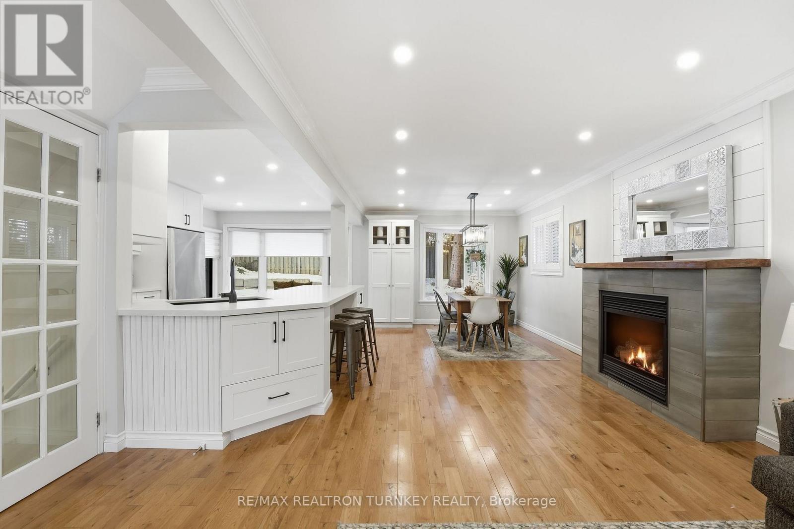 Stunning open-concept design - 196 Orchard Heights Boulevard, Aurora, ON - Indoor Photo Showing Living Room With Fireplace