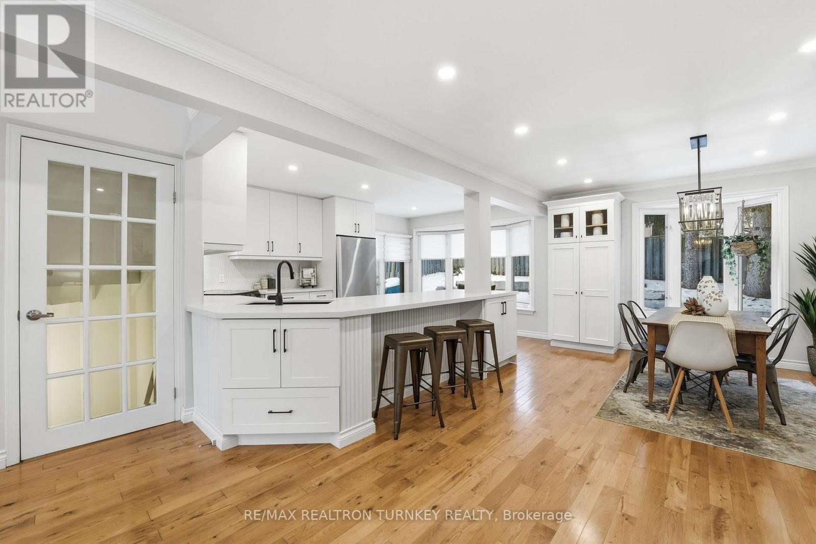 Perfect for hosting family & friends - 196 Orchard Heights Boulevard, Aurora, ON - Indoor Photo Showing Dining Room