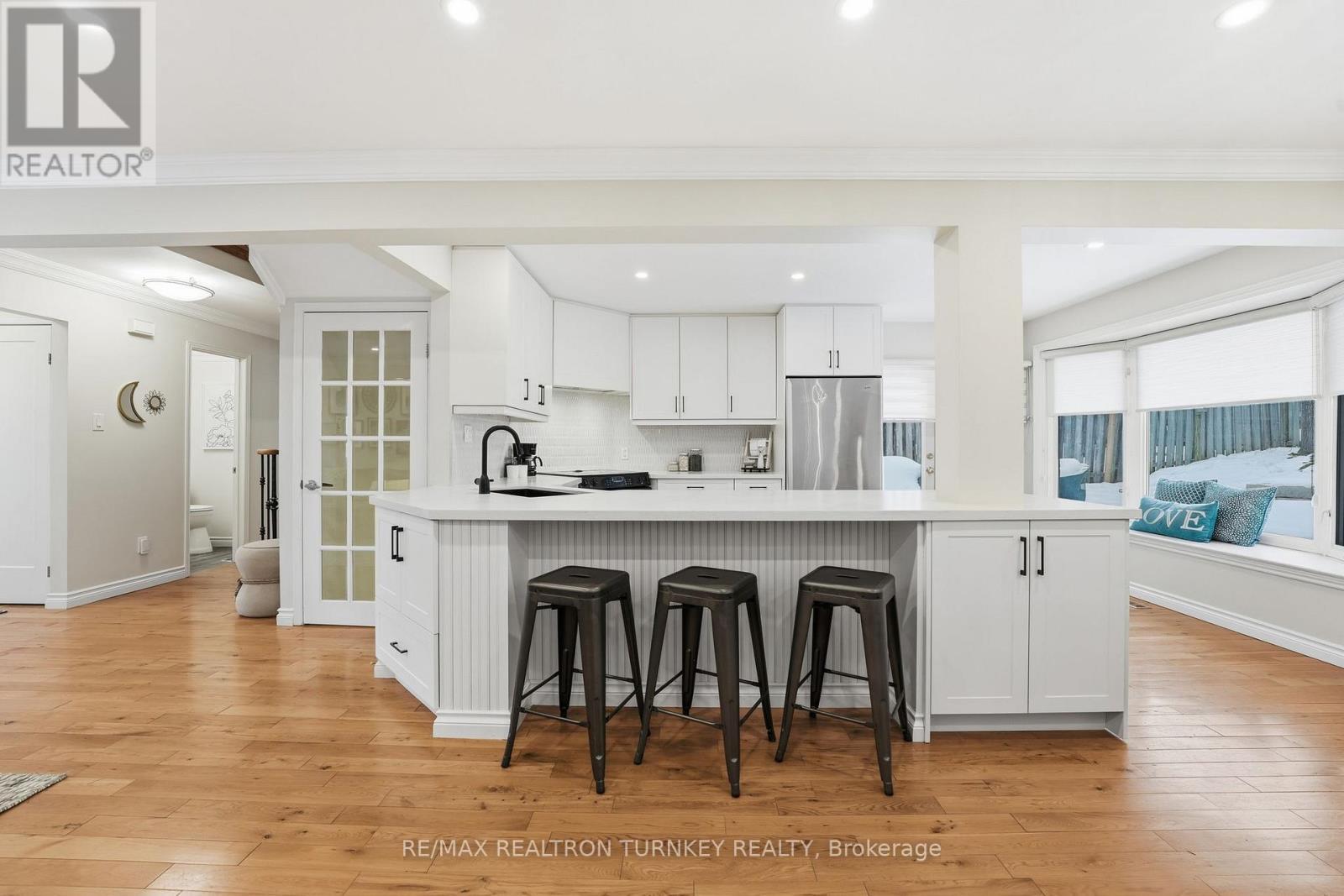 Renovated with modern finishes - 196 Orchard Heights Boulevard, Aurora, ON - Indoor Photo Showing Kitchen With Upgraded Kitchen
