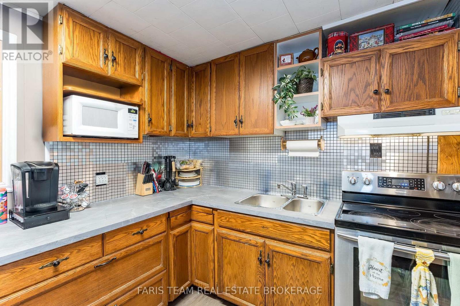 3425 Coronation Avenue, Severn, ON - Indoor Photo Showing Kitchen With Double Sink
