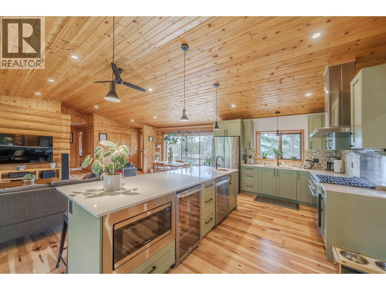 5172 Kallum Drive, 108 Mile Ranch, BC - Indoor Photo Showing Kitchen With Upgraded Kitchen