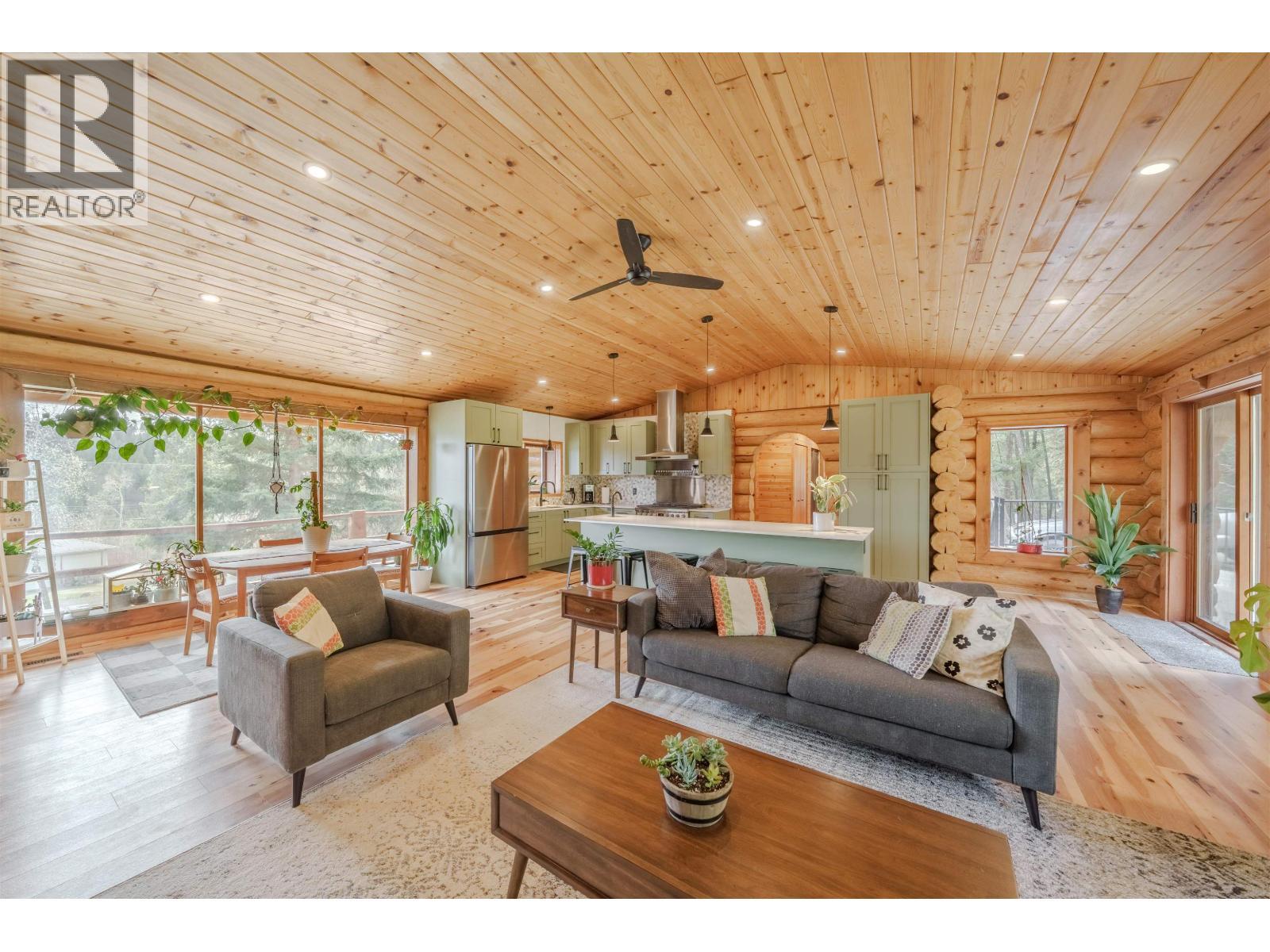 5172 Kallum Drive, 108 Mile Ranch, BC - Indoor Photo Showing Living Room