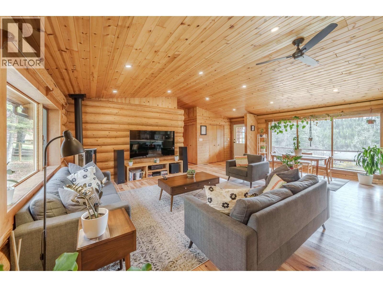 5172 Kallum Drive, 108 Mile Ranch, BC - Indoor Photo Showing Living Room