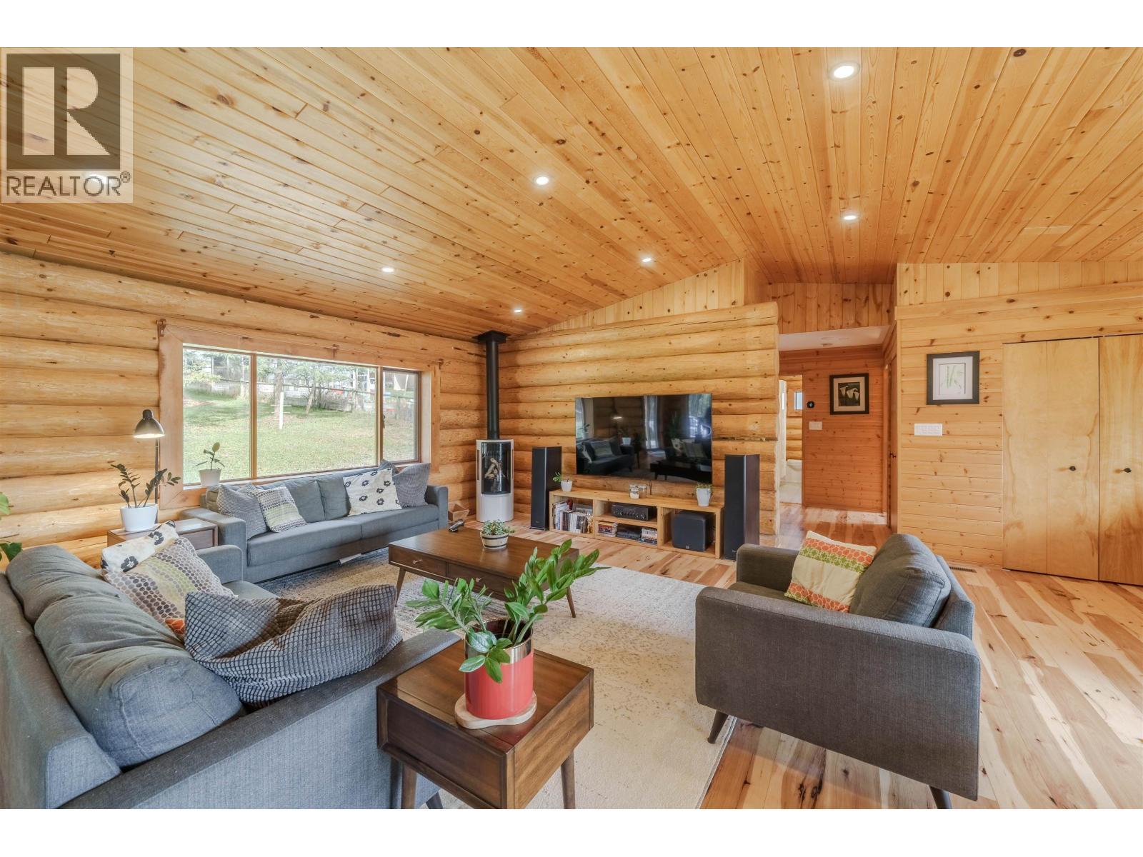 5172 Kallum Drive, 108 Mile Ranch, BC - Indoor Photo Showing Living Room