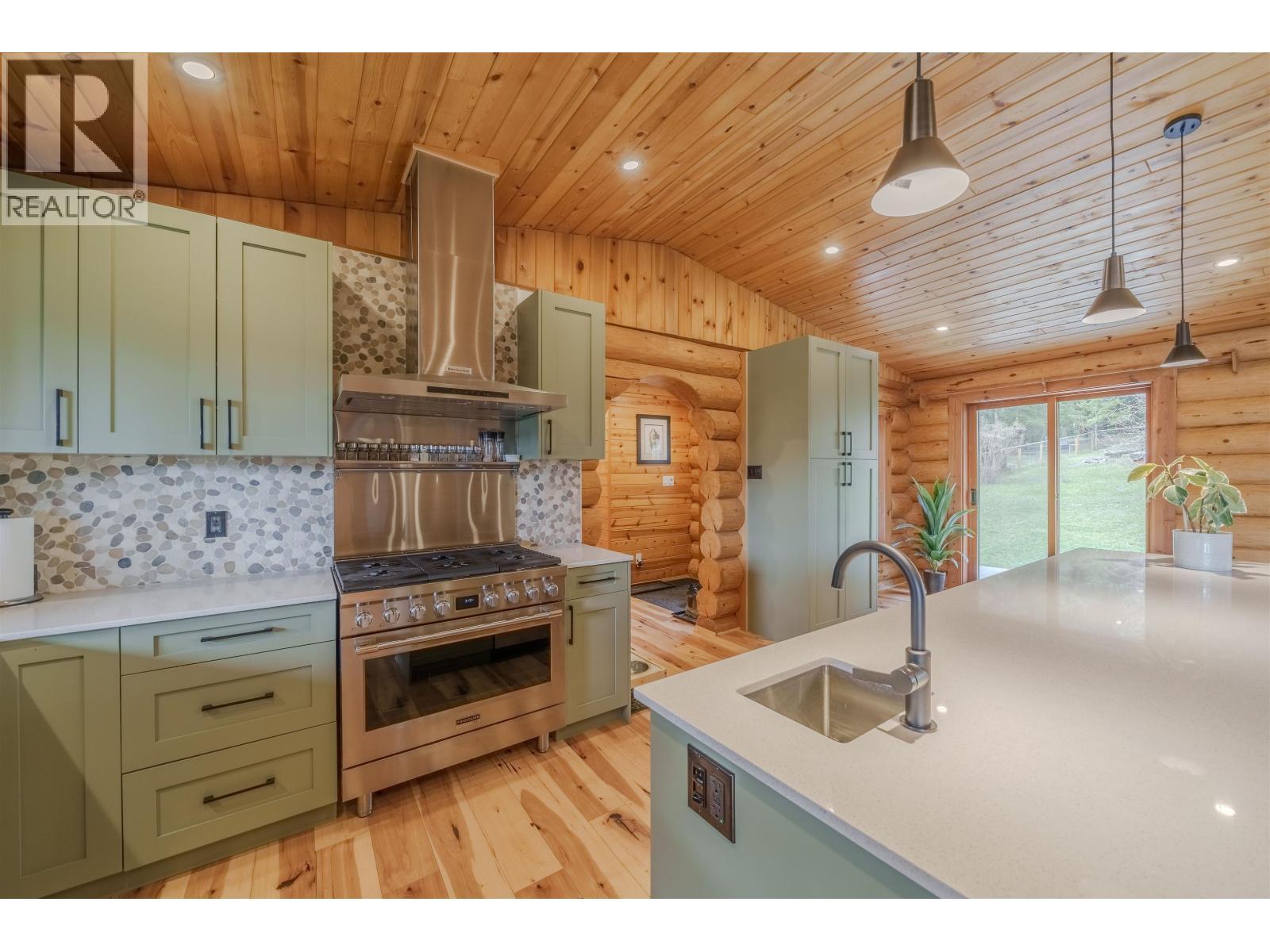 5172 Kallum Drive, 108 Mile Ranch, BC - Indoor Photo Showing Kitchen