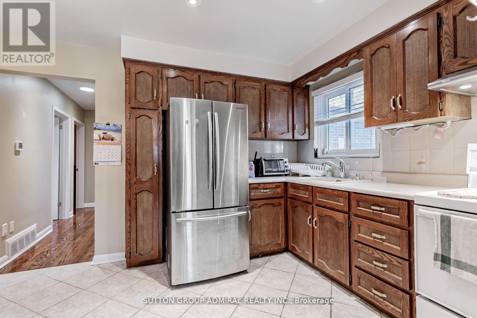 Upper - 102 Cornwall Road, Brampton, ON - Indoor Photo Showing Kitchen