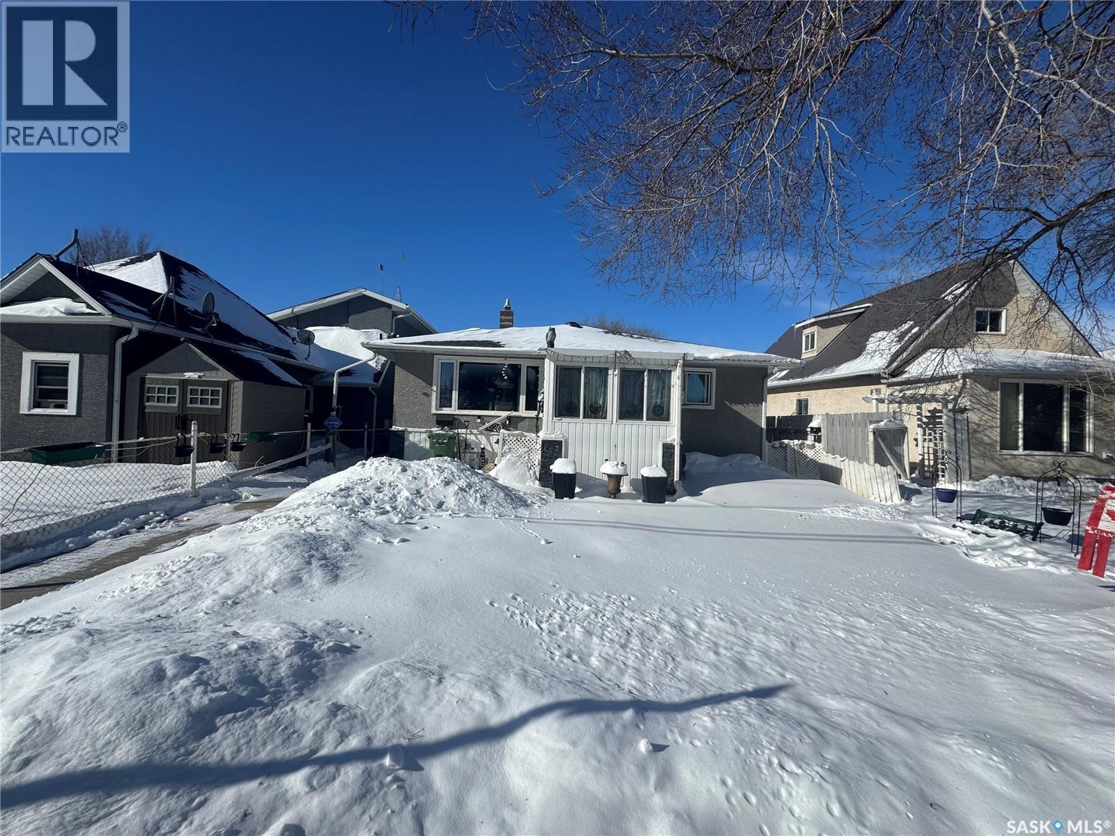 1620 Rothwell Street, Regina, SK - Outdoor With Facade