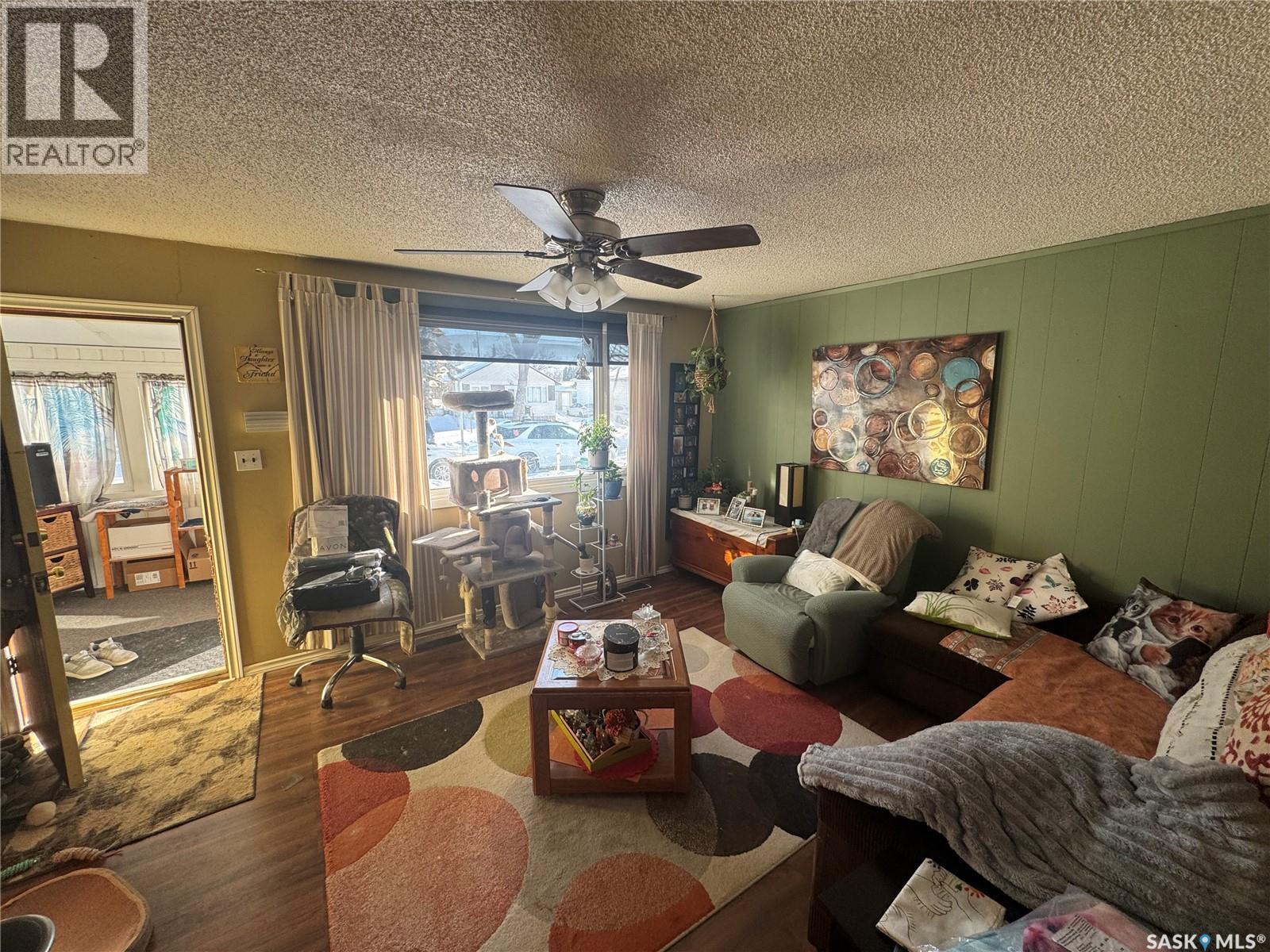 1620 Rothwell Street, Regina, SK - Indoor Photo Showing Living Room