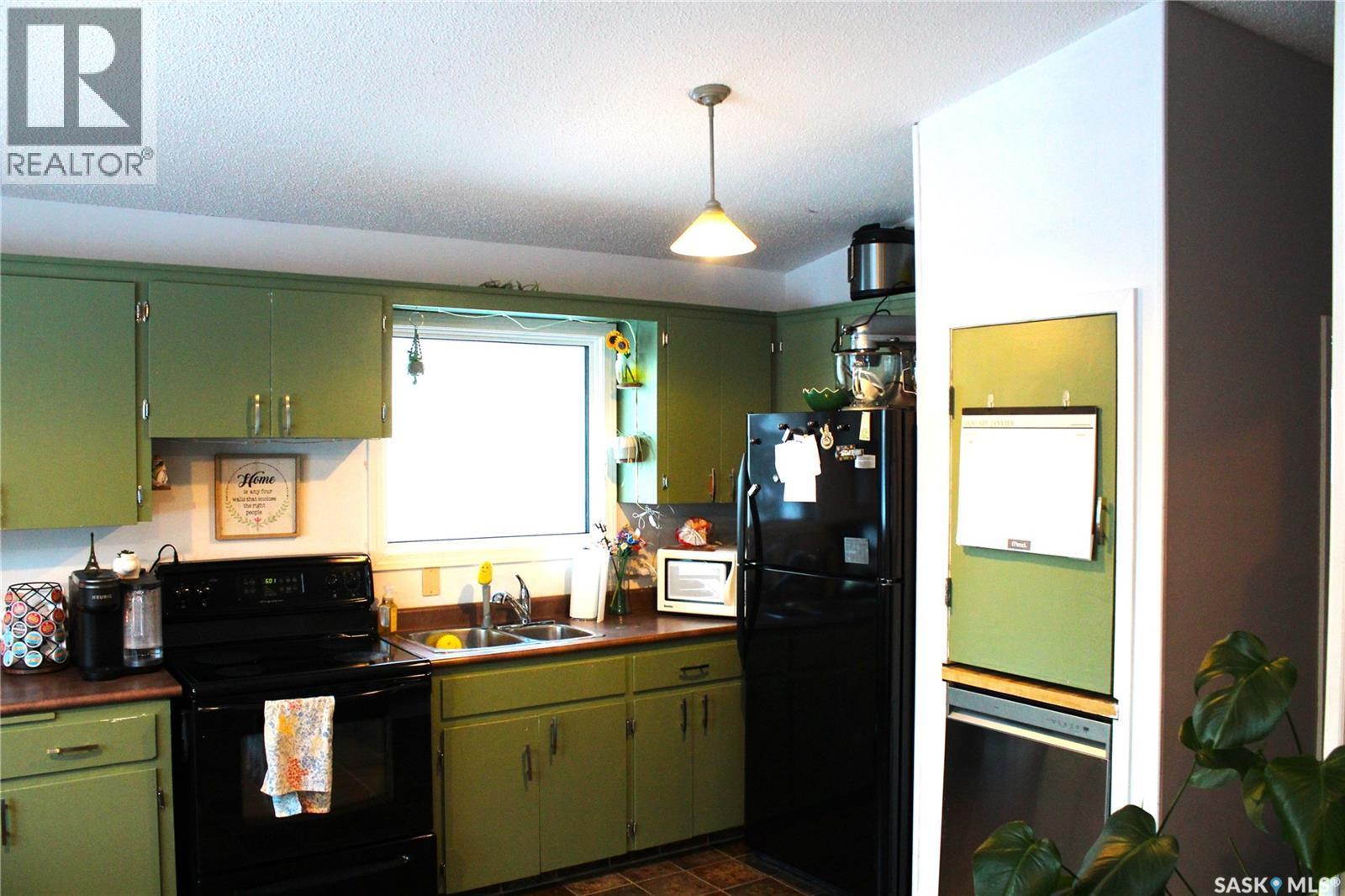 1427 2Nd Street E, Prince Albert, SK - Indoor Photo Showing Kitchen With Double Sink