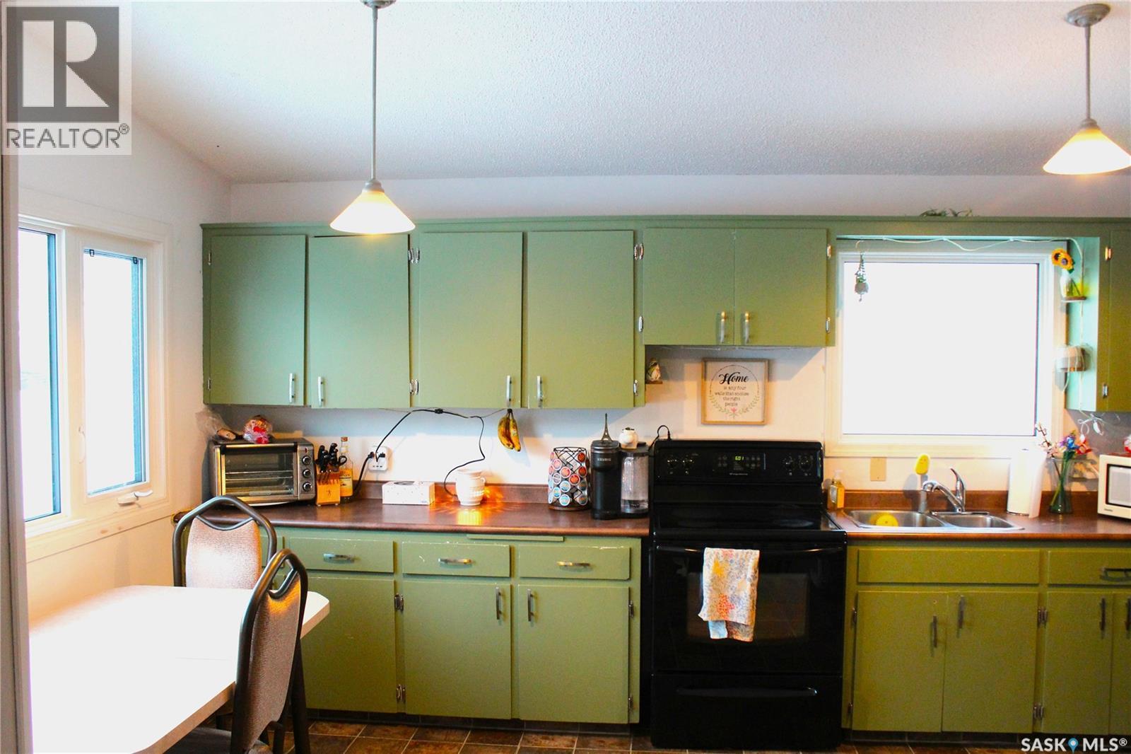 1427 2Nd Street E, Prince Albert, SK - Indoor Photo Showing Kitchen With Double Sink