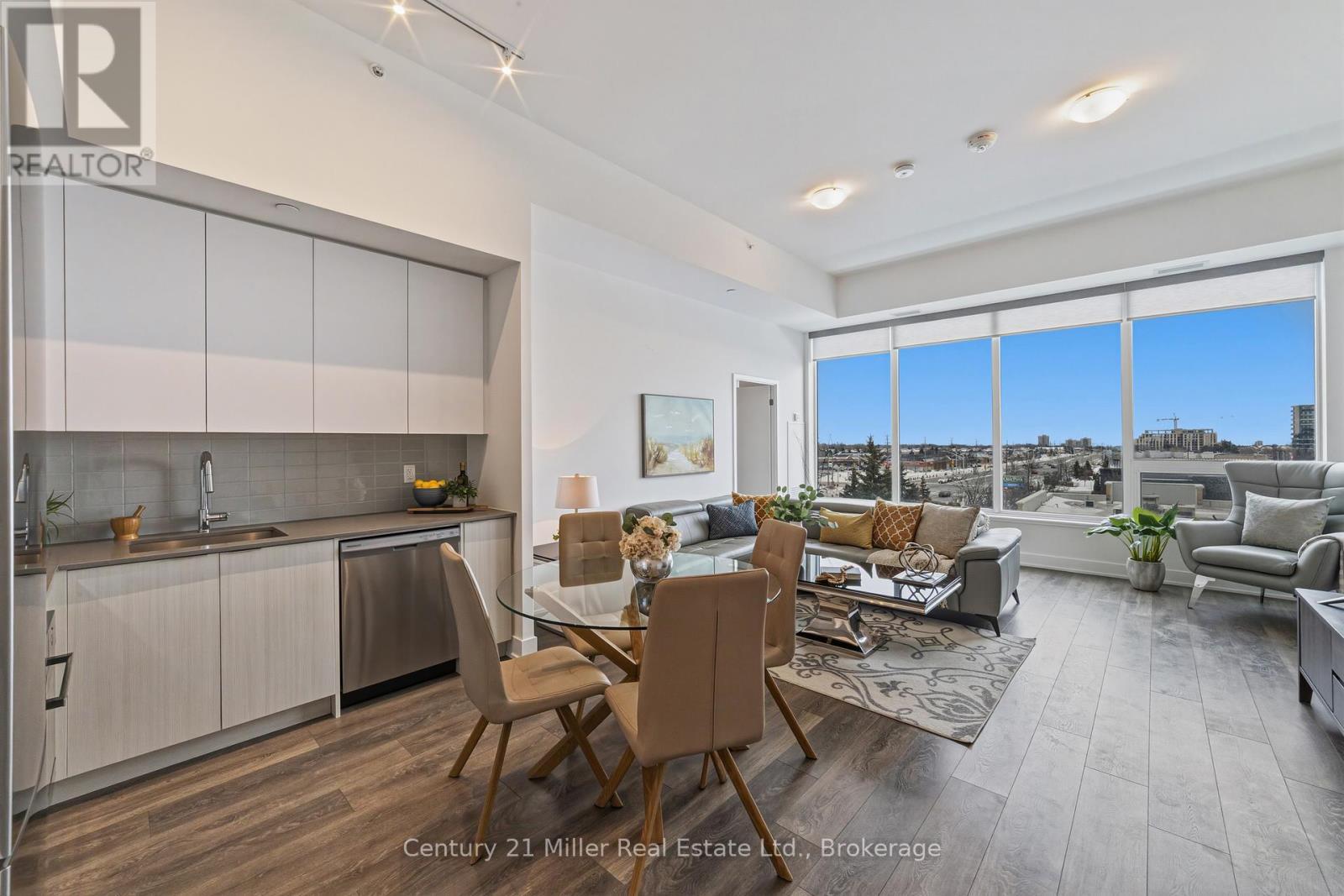 320 - 297 Oak Walk Drive, Oakville (Ro River Oaks), ON - Indoor