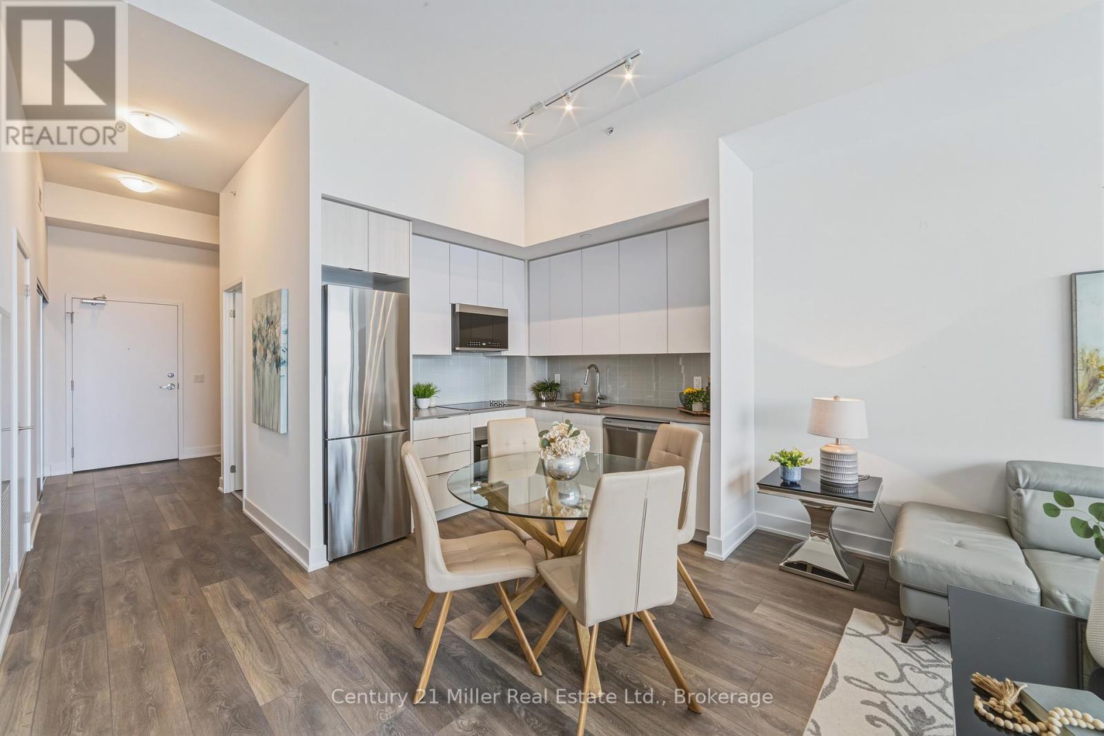 320 - 297 Oak Walk Drive, Oakville (Ro River Oaks), ON - Indoor