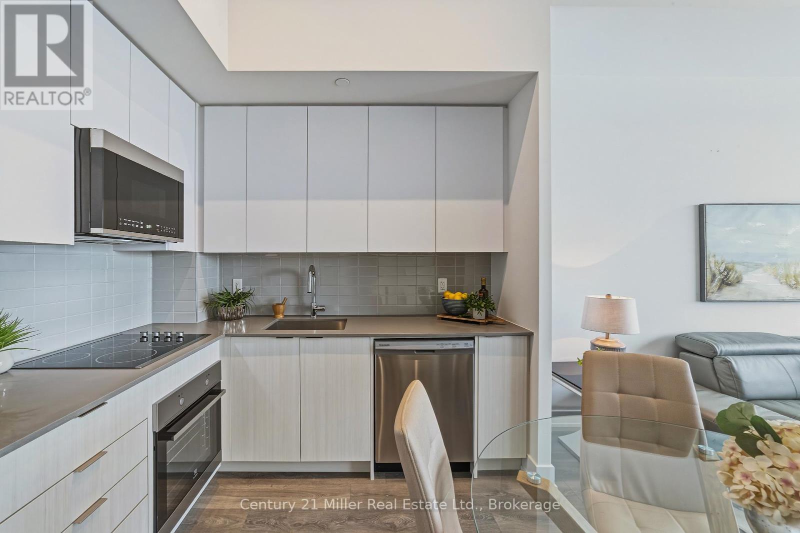 320 - 297 Oak Walk Drive, Oakville (Ro River Oaks), ON - Indoor Photo Showing Kitchen With Upgraded Kitchen