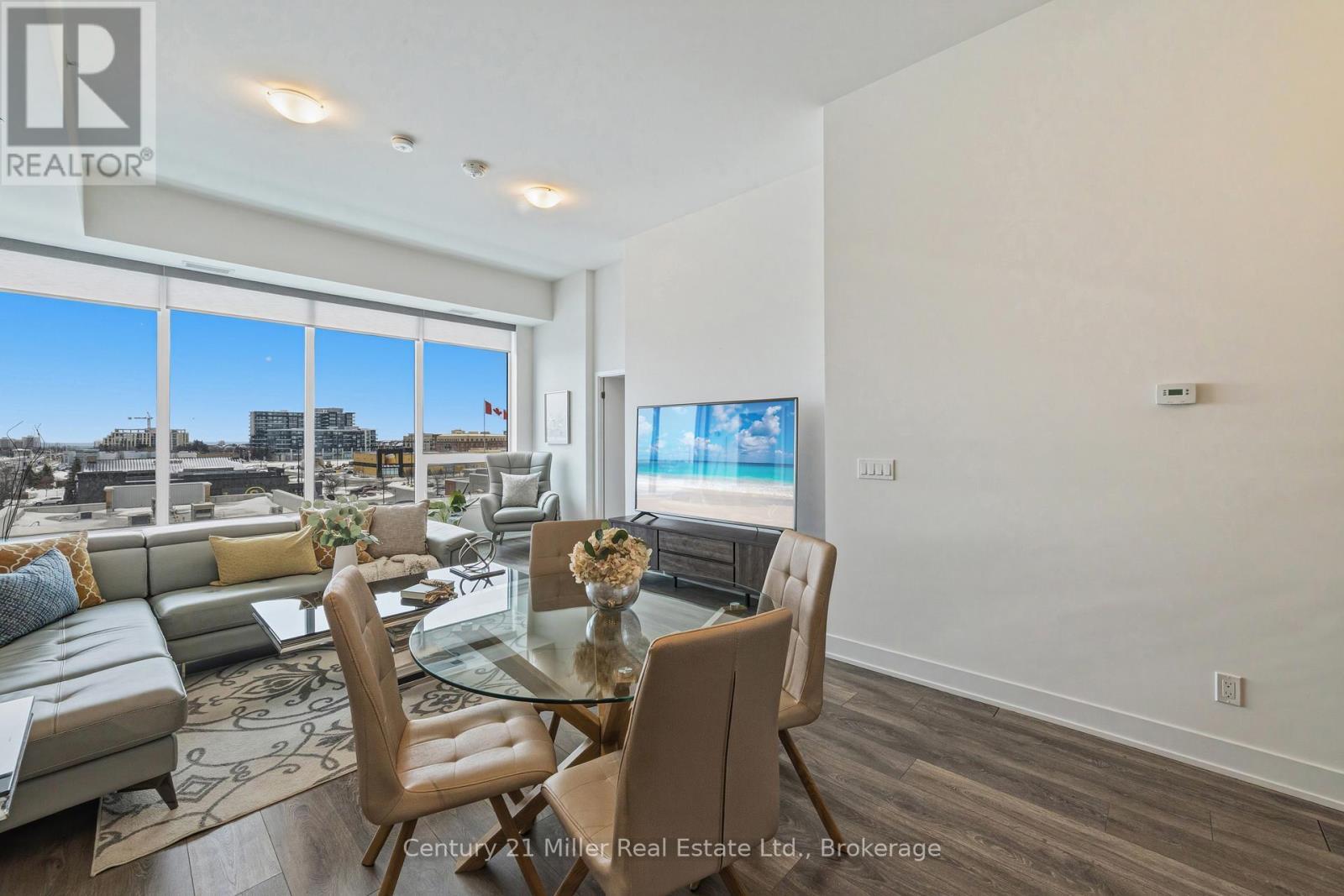 320 - 297 Oak Walk Drive, Oakville (Ro River Oaks), ON - Indoor