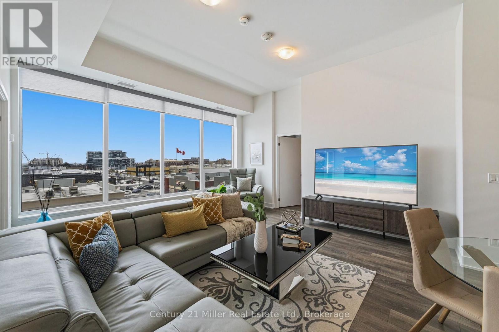 320 - 297 Oak Walk Drive, Oakville (Ro River Oaks), ON - Indoor Photo Showing Living Room