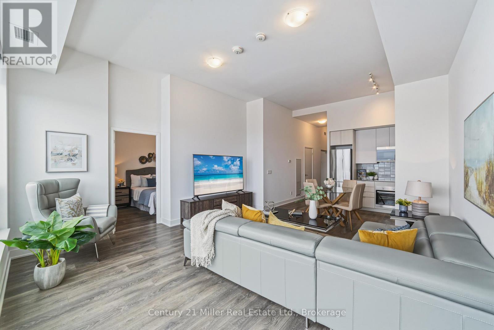 320 - 297 Oak Walk Drive, Oakville (Ro River Oaks), ON - Indoor Photo Showing Living Room