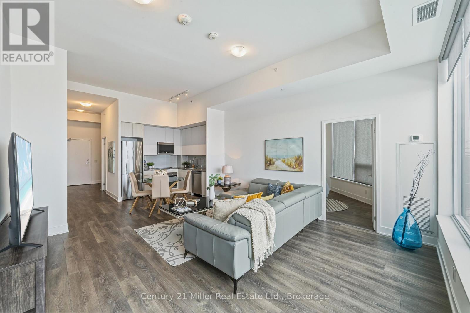 320 - 297 Oak Walk Drive, Oakville (Ro River Oaks), ON - Indoor Photo Showing Living Room