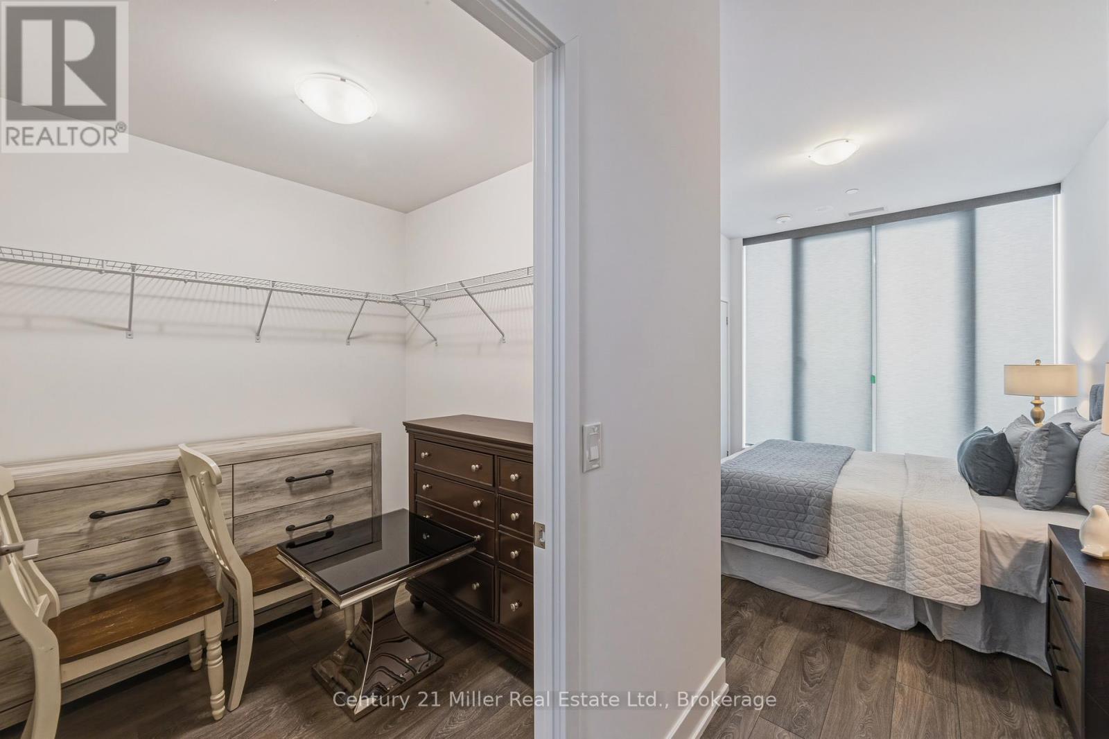 320 - 297 Oak Walk Drive, Oakville (Ro River Oaks), ON - Indoor