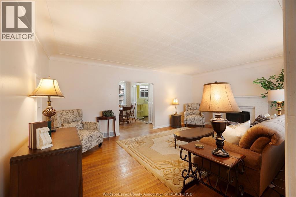 121 Victoria Avenue, Essex, ON - Indoor Photo Showing Living Room