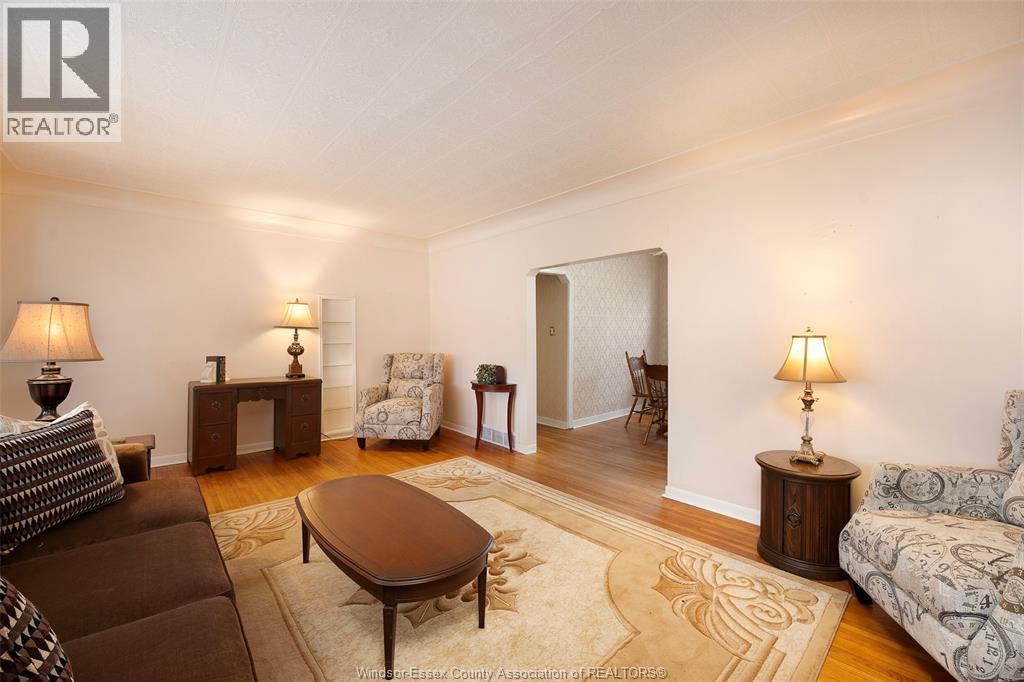 121 Victoria Avenue, Essex, ON - Indoor Photo Showing Living Room