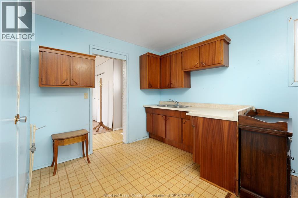 121 Victoria Avenue, Essex, ON - Indoor Photo Showing Kitchen With Double Sink
