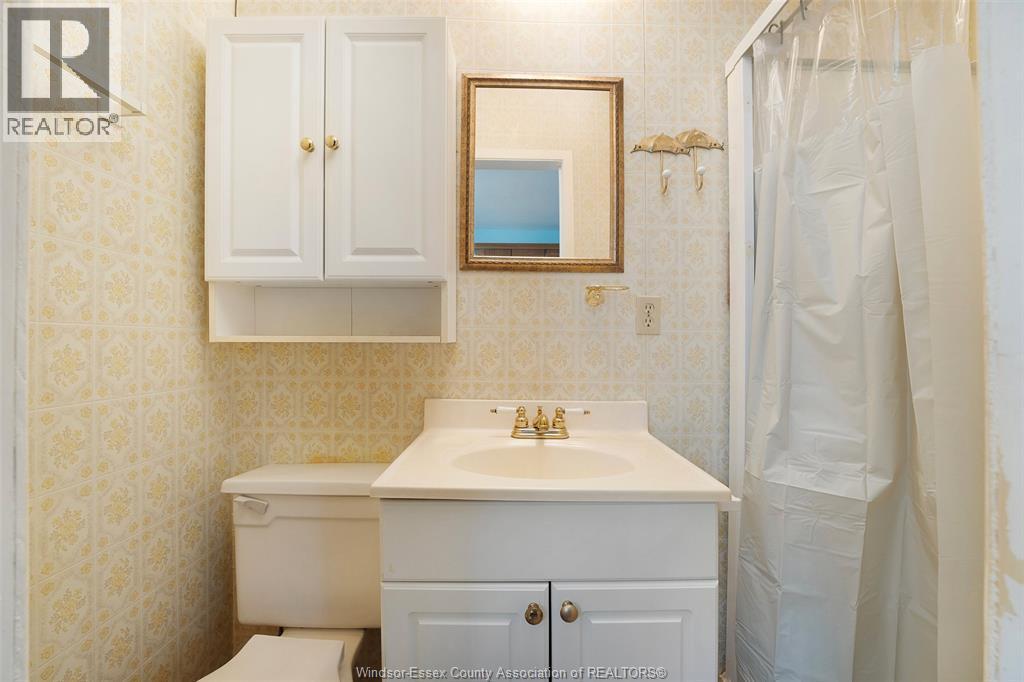 121 Victoria Avenue, Essex, ON - Indoor Photo Showing Bathroom